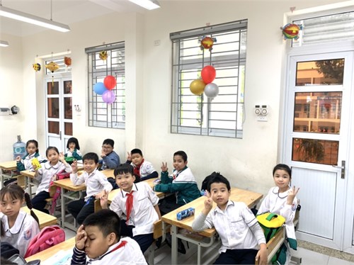 Chào mừng ngày Phụ nữ Việt Nam 20/10.Các bạn học sinh lớp 4B làm thiệp tặng bà và mẹ.